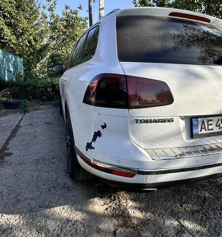 Белый Фольксваген Туарег, объемом двигателя 3 л и пробегом 148 тыс. км за 13000 $, фото 15 на Automoto.ua