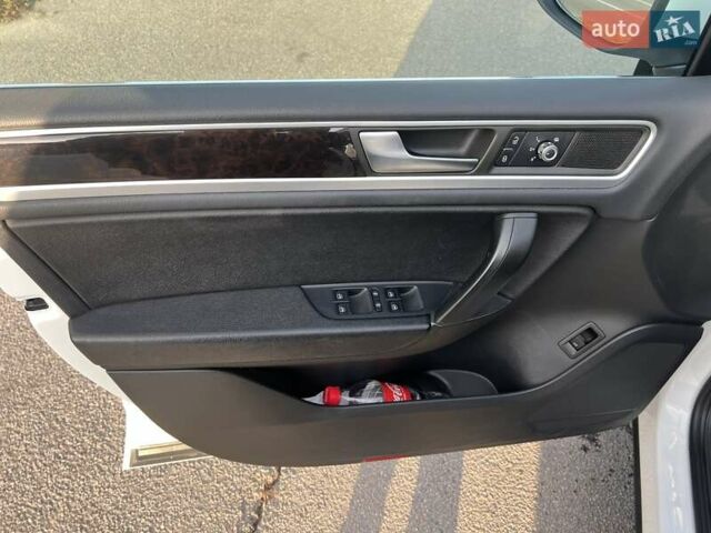 Белый Фольксваген Туарег, объемом двигателя 2.46 л и пробегом 169 тыс. км за 25555 $, фото 14 на Automoto.ua