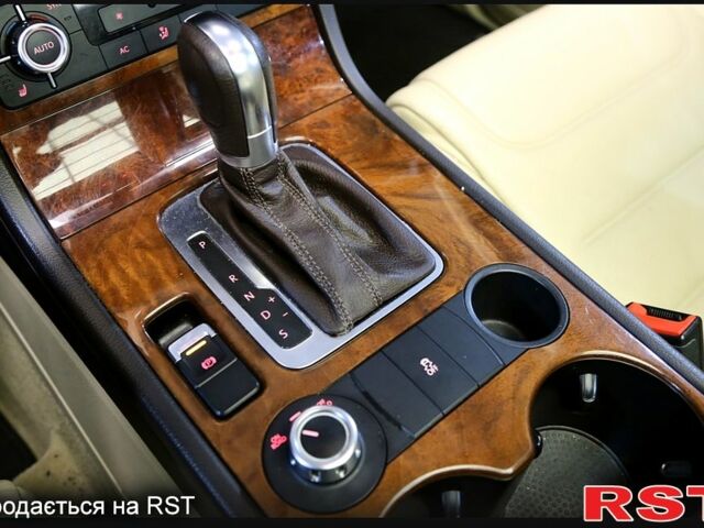 Белый Фольксваген Туарег, объемом двигателя 3 л и пробегом 280 тыс. км за 17000 $, фото 7 на Automoto.ua