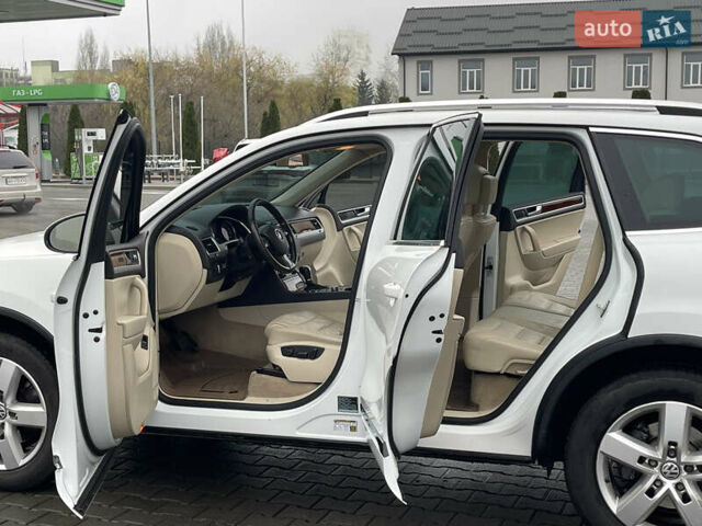 Білий Фольксваген Туарег, об'ємом двигуна 3 л та пробігом 123 тис. км за 17300 $, фото 23 на Automoto.ua