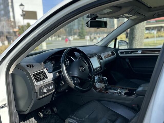 Белый Фольксваген Туарег, объемом двигателя 0 л и пробегом 320 тыс. км за 16500 $, фото 6 на Automoto.ua