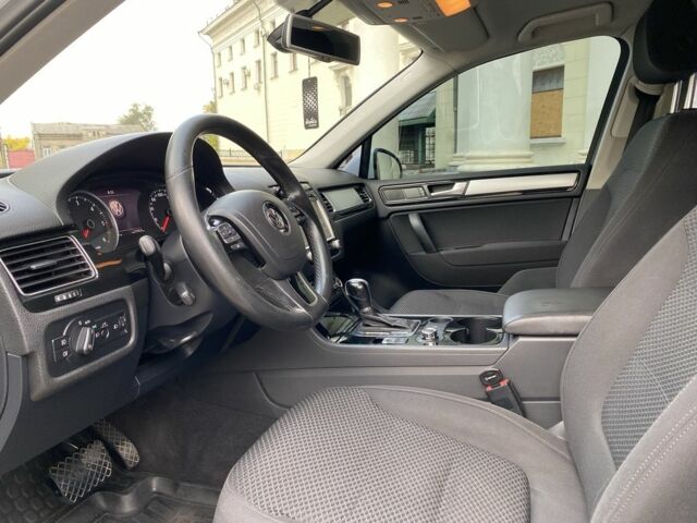 Білий Фольксваген Туарег, об'ємом двигуна 3 л та пробігом 235 тис. км за 14800 $, фото 12 на Automoto.ua