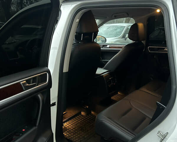 Белый Фольксваген Туарег, объемом двигателя 3 л и пробегом 215 тыс. км за 16700 $, фото 22 на Automoto.ua