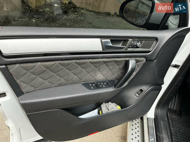 Білий Фольксваген Туарег, об'ємом двигуна 2.97 л та пробігом 307 тис. км за 18200 $, фото 6 на Automoto.ua