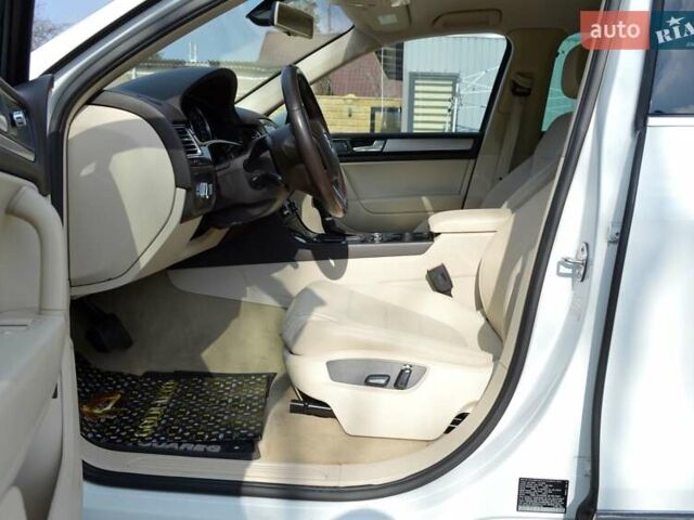 Белый Фольксваген Туарег, объемом двигателя 2.97 л и пробегом 272 тыс. км за 17500 $, фото 16 на Automoto.ua