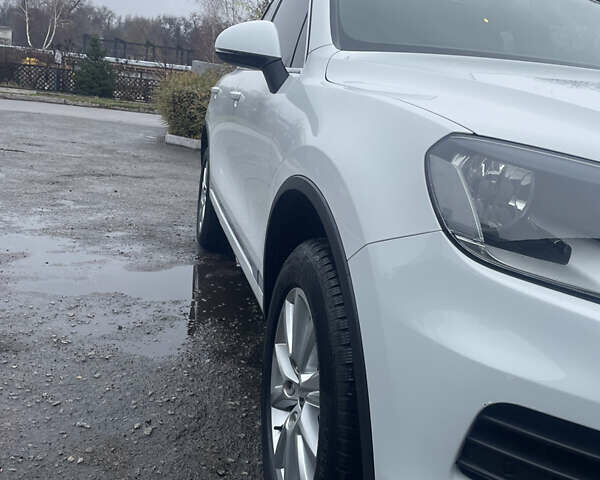 Білий Фольксваген Туарег, об'ємом двигуна 2.97 л та пробігом 130 тис. км за 21300 $, фото 4 на Automoto.ua