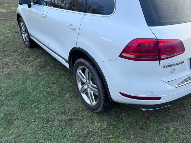 Белый Фольксваген Туарег, объемом двигателя 3 л и пробегом 247 тыс. км за 20000 $, фото 2 на Automoto.ua