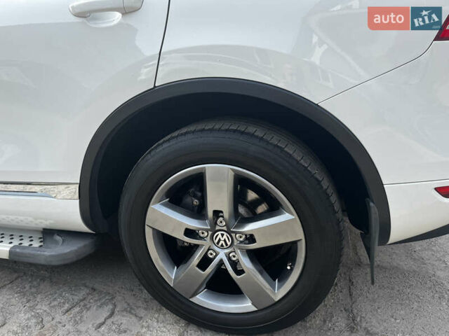 Білий Фольксваген Туарег, об'ємом двигуна 2.97 л та пробігом 307 тис. км за 18200 $, фото 2 на Automoto.ua