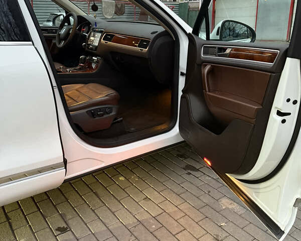 Белый Фольксваген Туарег, объемом двигателя 2.97 л и пробегом 246 тыс. км за 20800 $, фото 16 на Automoto.ua