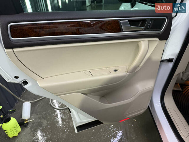 Белый Фольксваген Туарег, объемом двигателя 2.97 л и пробегом 370 тыс. км за 15499 $, фото 12 на Automoto.ua