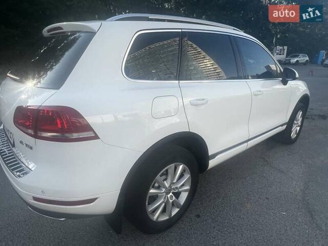 Белый Фольксваген Туарег, объемом двигателя 2.97 л и пробегом 244 тыс. км за 17000 $, фото 5 на Automoto.ua