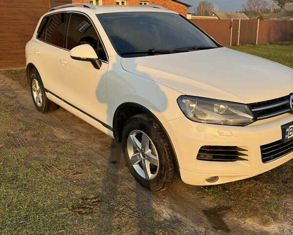 Белый Фольксваген Туарег, объемом двигателя 2.97 л и пробегом 230 тыс. км за 16800 $, фото 1 на Automoto.ua