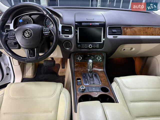 Белый Фольксваген Туарег, объемом двигателя 2.97 л и пробегом 370 тыс. км за 15499 $, фото 19 на Automoto.ua