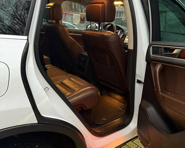 Белый Фольксваген Туарег, объемом двигателя 2.97 л и пробегом 246 тыс. км за 20800 $, фото 17 на Automoto.ua