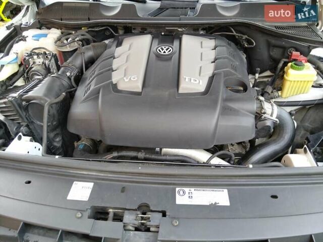 Білий Фольксваген Туарег, об'ємом двигуна 2.97 л та пробігом 183 тис. км за 17900 $, фото 6 на Automoto.ua
