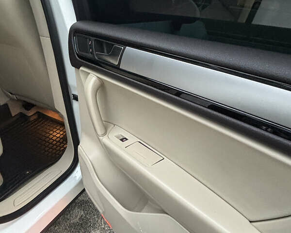 Белый Фольксваген Туарег, объемом двигателя 2.97 л и пробегом 237 тыс. км за 16900 $, фото 19 на Automoto.ua