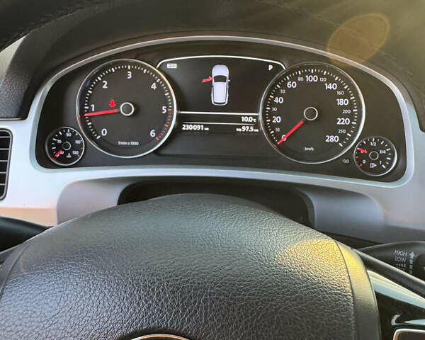 Белый Фольксваген Туарег, объемом двигателя 2.97 л и пробегом 230 тыс. км за 16800 $, фото 13 на Automoto.ua