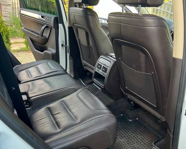 Білий Фольксваген Туарег, об'ємом двигуна 2.97 л та пробігом 337 тис. км за 18500 $, фото 23 на Automoto.ua