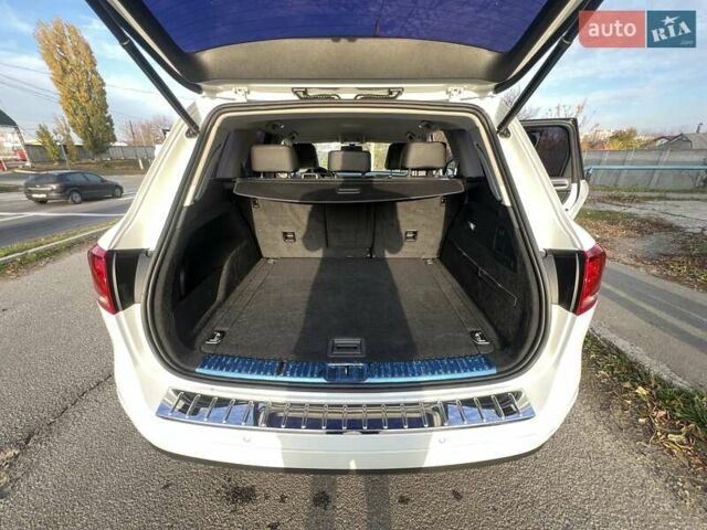 Белый Фольксваген Туарег, объемом двигателя 2.46 л и пробегом 169 тыс. км за 25555 $, фото 24 на Automoto.ua