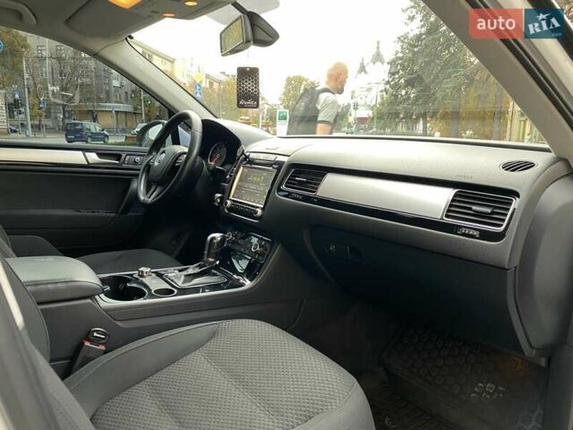 Білий Фольксваген Туарег, об'ємом двигуна 2.97 л та пробігом 230 тис. км за 14800 $, фото 14 на Automoto.ua