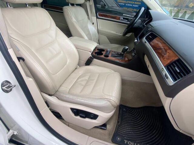 Белый Фольксваген Туарег, объемом двигателя 3 л и пробегом 225 тыс. км за 17900 $, фото 6 на Automoto.ua