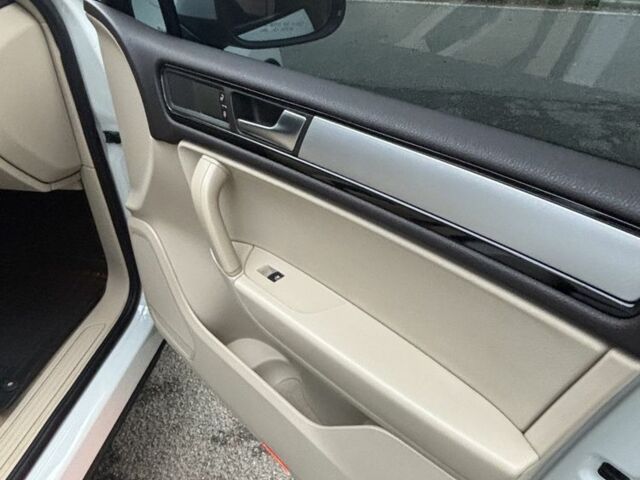 Белый Фольксваген Туарег, объемом двигателя 2.97 л и пробегом 237 тыс. км за 16300 $, фото 11 на Automoto.ua