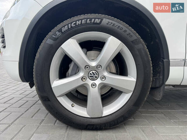 Белый Фольксваген Туарег, объемом двигателя 2.97 л и пробегом 209 тыс. км за 20500 $, фото 21 на Automoto.ua