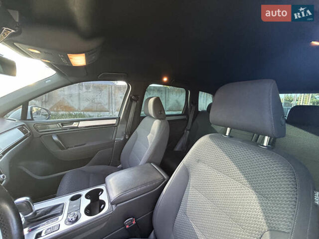 Белый Фольксваген Туарег, объемом двигателя 2.97 л и пробегом 245 тыс. км за 20000 $, фото 12 на Automoto.ua