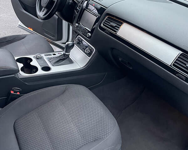 Білий Фольксваген Туарег, об'ємом двигуна 2.97 л та пробігом 130 тис. км за 21300 $, фото 45 на Automoto.ua