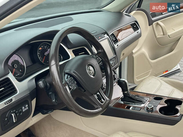 Білий Фольксваген Туарег, об'ємом двигуна 3 л та пробігом 123 тис. км за 17300 $, фото 25 на Automoto.ua