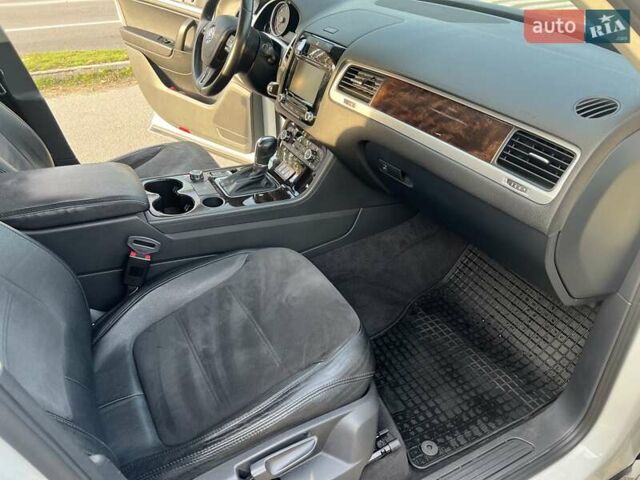 Белый Фольксваген Туарег, объемом двигателя 2.46 л и пробегом 169 тыс. км за 25555 $, фото 17 на Automoto.ua