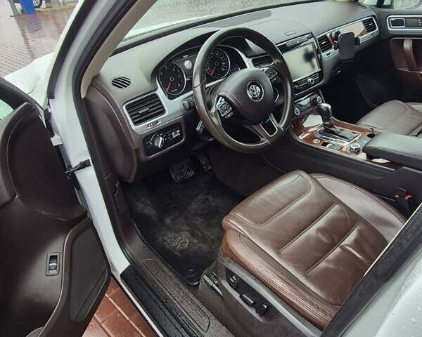 Белый Фольксваген Туарег, объемом двигателя 2.97 л и пробегом 182 тыс. км за 17700 $, фото 16 на Automoto.ua