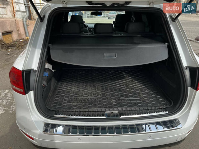 Білий Фольксваген Туарег, об'ємом двигуна 2.97 л та пробігом 307 тис. км за 18200 $, фото 15 на Automoto.ua