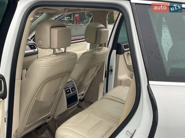 Білий Фольксваген Туарег, об'ємом двигуна 3 л та пробігом 123 тис. км за 17300 $, фото 26 на Automoto.ua