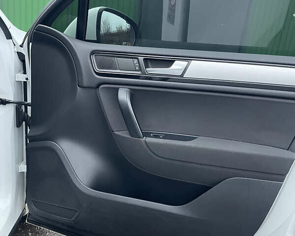 Білий Фольксваген Туарег, об'ємом двигуна 2.97 л та пробігом 130 тис. км за 21300 $, фото 36 на Automoto.ua