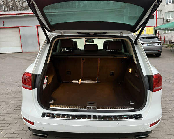 Белый Фольксваген Туарег, объемом двигателя 2.97 л и пробегом 246 тыс. км за 20800 $, фото 7 на Automoto.ua