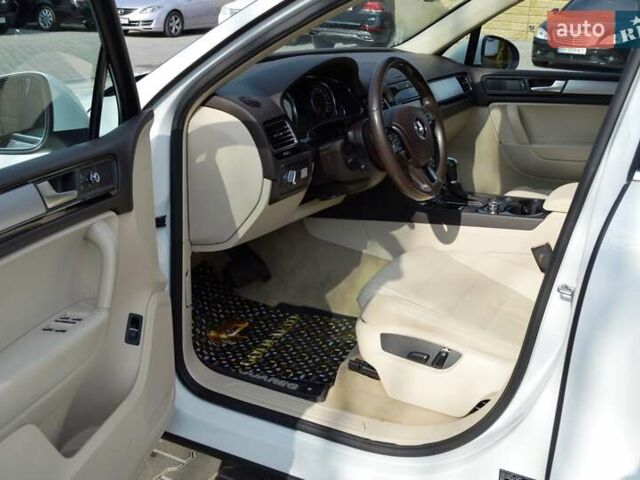 Белый Фольксваген Туарег, объемом двигателя 2.97 л и пробегом 272 тыс. км за 17500 $, фото 15 на Automoto.ua