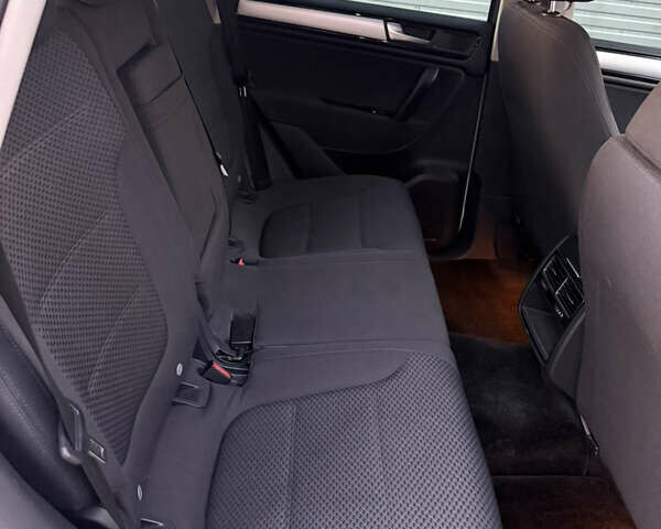 Білий Фольксваген Туарег, об'ємом двигуна 2.97 л та пробігом 231 тис. км за 17999 $, фото 22 на Automoto.ua