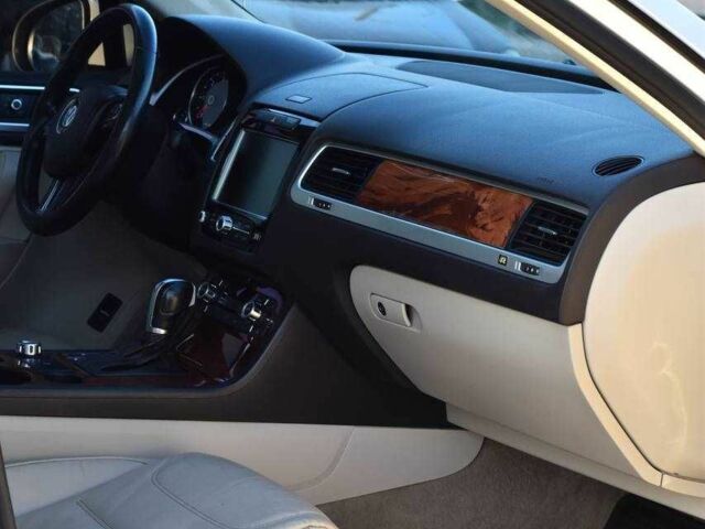 Белый Фольксваген Туарег, объемом двигателя 3 л и пробегом 227 тыс. км за 17850 $, фото 11 на Automoto.ua