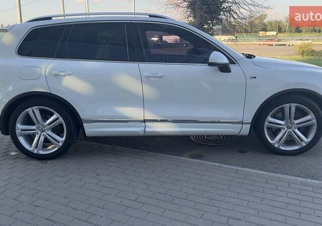 Белый Фольксваген Туарег, объемом двигателя 4.13 л и пробегом 128 тыс. км за 29000 $, фото 9 на Automoto.ua