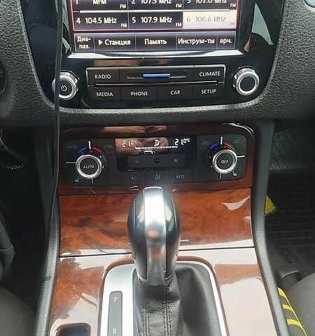 Белый Фольксваген Туарег, объемом двигателя 3 л и пробегом 208 тыс. км за 16000 $, фото 2 на Automoto.ua