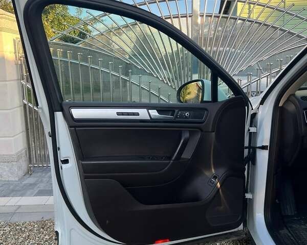 Білий Фольксваген Туарег, об'ємом двигуна 2.97 л та пробігом 337 тис. км за 18500 $, фото 3 на Automoto.ua