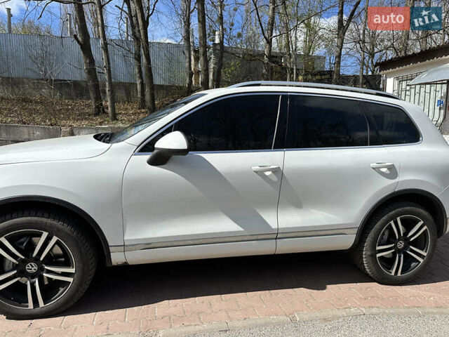 Белый Фольксваген Туарег, объемом двигателя 3 л и пробегом 148 тыс. км за 13000 $, фото 22 на Automoto.ua