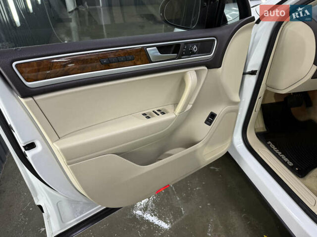 Белый Фольксваген Туарег, объемом двигателя 2.97 л и пробегом 370 тыс. км за 15499 $, фото 9 на Automoto.ua