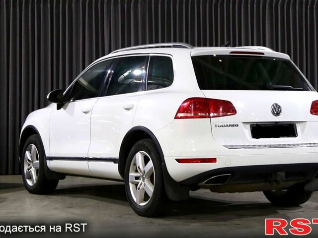 Белый Фольксваген Туарег, объемом двигателя 3 л и пробегом 280 тыс. км за 17000 $, фото 2 на Automoto.ua