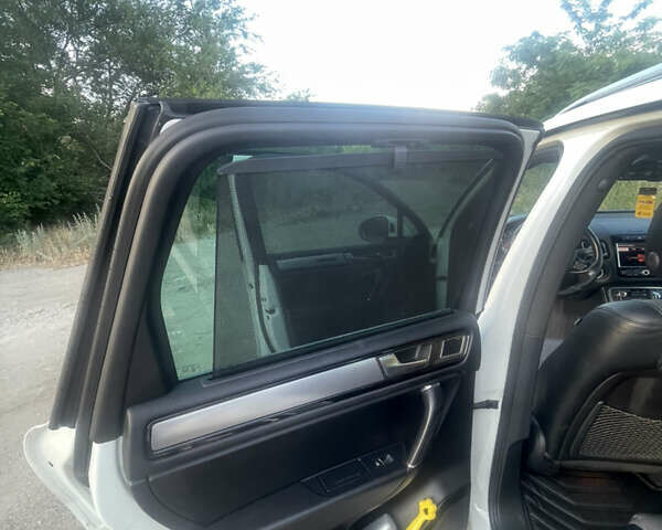 Белый Фольксваген Туарег, объемом двигателя 2.97 л и пробегом 242 тыс. км за 19999 $, фото 23 на Automoto.ua