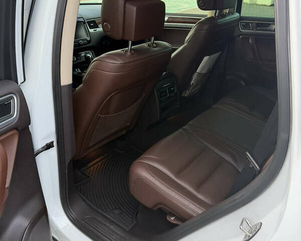 Білий Фольксваген Туарег, об'ємом двигуна 2.97 л та пробігом 265 тис. км за 17500 $, фото 12 на Automoto.ua