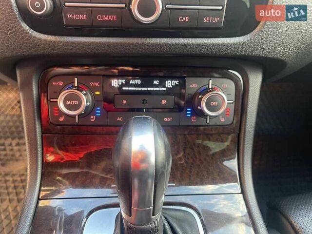 Белый Фольксваген Туарег, объемом двигателя 2.97 л и пробегом 244 тыс. км за 17000 $, фото 16 на Automoto.ua