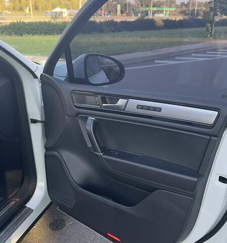 Белый Фольксваген Туарег, объемом двигателя 4.13 л и пробегом 128 тыс. км за 29000 $, фото 25 на Automoto.ua