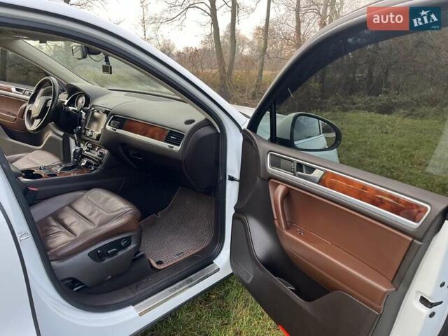 Білий Фольксваген Туарег, об'ємом двигуна 3.6 л та пробігом 272 тис. км за 17500 $, фото 6 на Automoto.ua